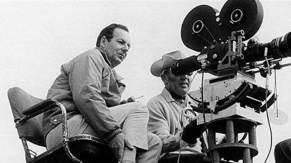 وفاة مخرج أفلام «جيمس بوند» عن عمر ناهز 93 عاما وفاة مخرج أفلام «جيمس بوند» عن عمر ناهز 93 عاما