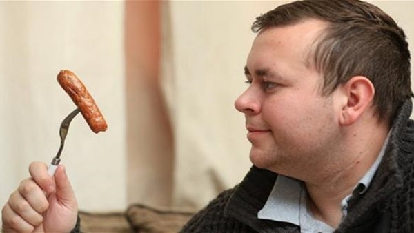 بريطاني يتناول يوميا السجق والبطاطس المقلية فقط منذ 22 عاماً