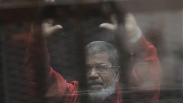 دخول «مرسي» القفص والمتهمن يرددو شعارات