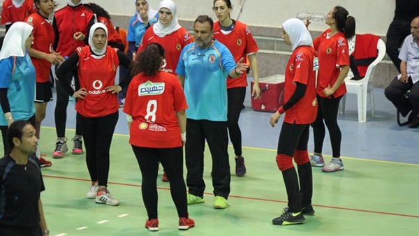 المدير الفني ليد سيدات الأهلي يمنح اللاعبات راحة المدير الفني ليد سيدات الأهلي يمنح اللاعبات راحة
