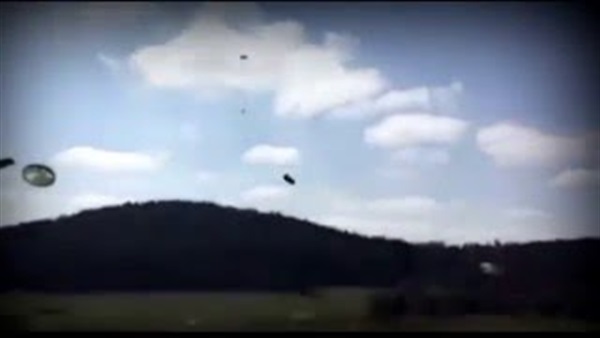 بالفيديو..السماء تمطر سيارات عسكرية أميركية