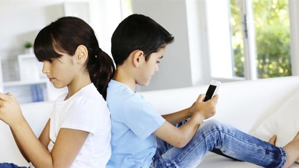 استخدام الأطفال للهواتف الذكية يصيبهم بـ"الحوَل" استخدام الأطفال للهواتف الذكية يصيبهم بـ"الحوَل"