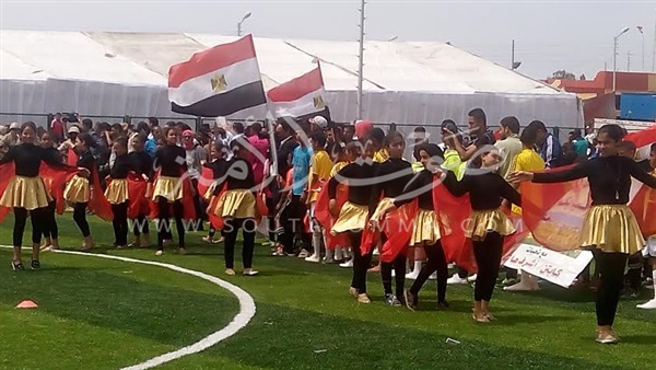 بالصور.. أهالي سيناء يستقبلون ضيوفها بـ«الزغاريد».. أرض الفيروز تحارب الإرهاب بـ«التعمير والبناء» في عيد تحريرها.. أعمار 100 منزل وافتتاح مشروعات بـ600 ألف جنيه بحضور «عسكر وحرحور وأبو هشيمة»