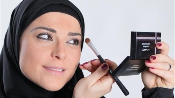 الإتيكيت الخاص بوضع المكياج في الأماكن العامة الإتيكيت الخاص بوضع المكياج في الأماكن العامة