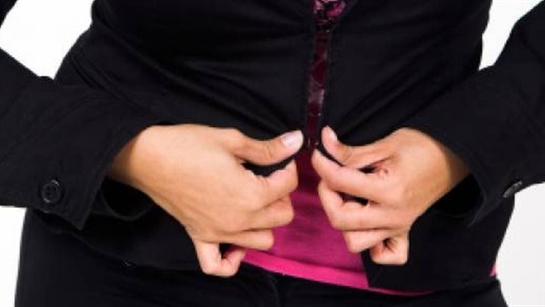 اتصلت بالشرطة لمساعدتها في ارتداء الملابس