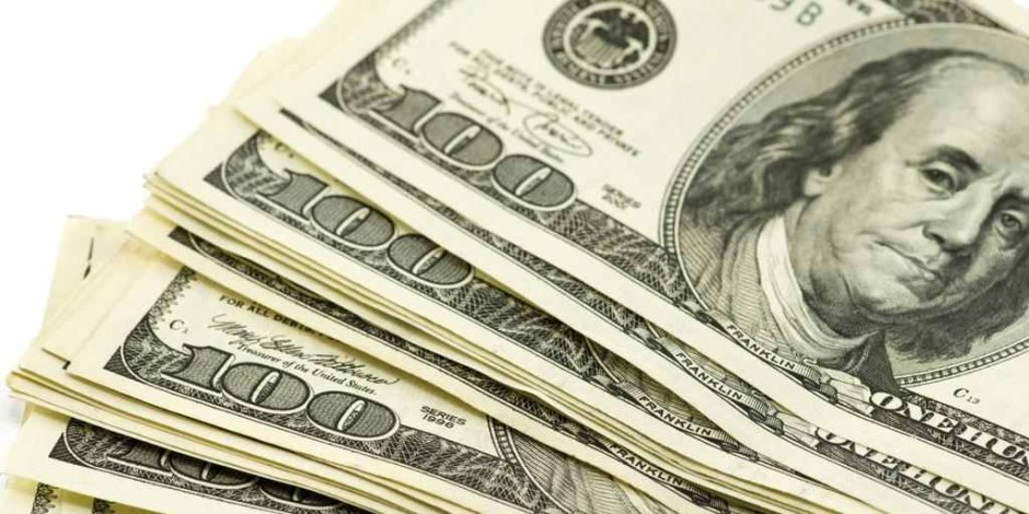 الدولار يسجل أعلى سعر له فى بنك أبوظبي خلال التعاملات المسائية