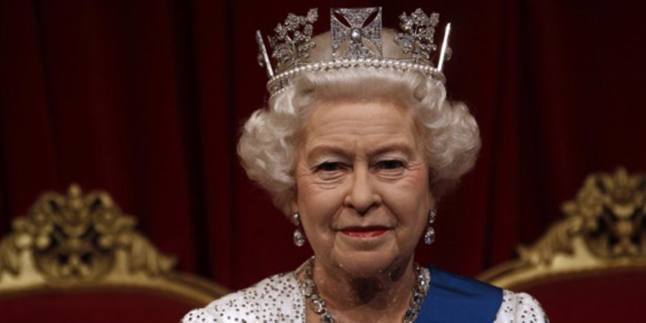 الملكة إليزابيث تستخدم مكملات الموضة لترسل تعليمات لمساعديها