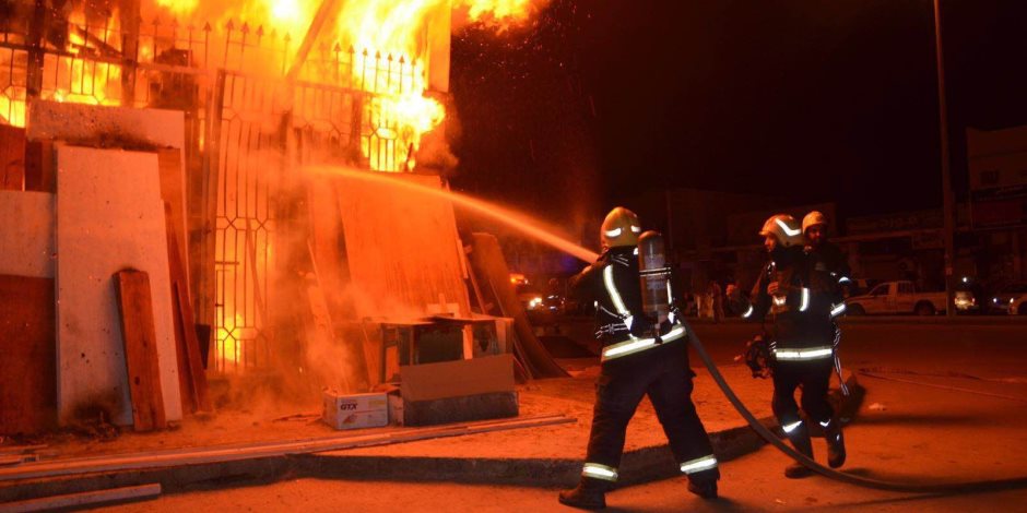 حريق هائل بمحلات تجارية بحي فيصل بالسويس.. والحماية المدنية توقف امتداد النيران 