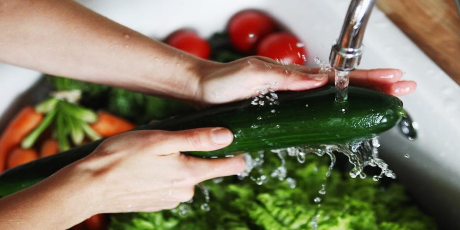 الأطعمة الخضراء تحتوي على الكلوروفيل التي تعطي الأوكسجين لخلايا الجسم والجلد