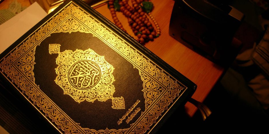 الإفتاء يوضح حكم قراءة القرآن الكريم على الميت أثناء الدفن وبعده