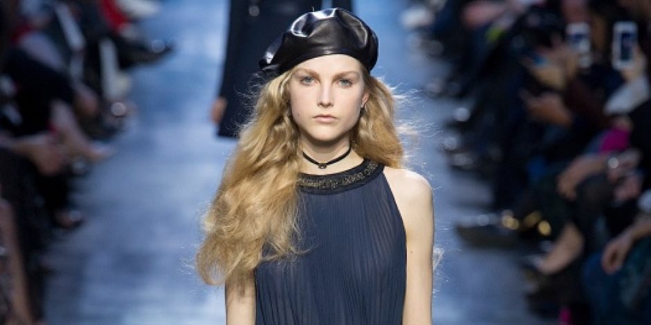 عارضات Dior يحملن رسائل «المساواة» بقبعات جلدية في أسبوع الموضة بباريس عارضات Dior يحملن رسائل «المساواة» بقبعات جلدية في أسبوع الموضة بباريس