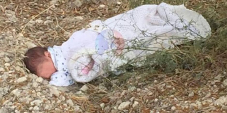 "انعدمت الرحمة".. العثور على طفل حديث الولادة ملقى بصندوق القمامة في أسوان