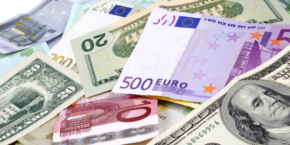 اليورو يصعد لأعلى مستوى في عامين ونصف قرب 1.20 دولار