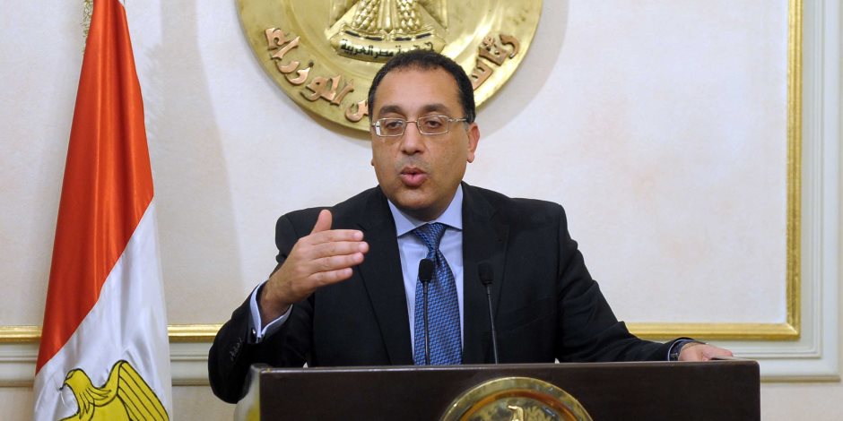 وزير الإسكان يطالب بضغط معدلات تنفيذ محاور "6 أكتوبر" و"القاهرة الجديدة"