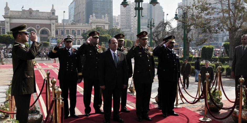 سلطان يضع إكليل الزهور على النصب التذكاري للشهداء في ذكرى يوم «المحارب القديم» 