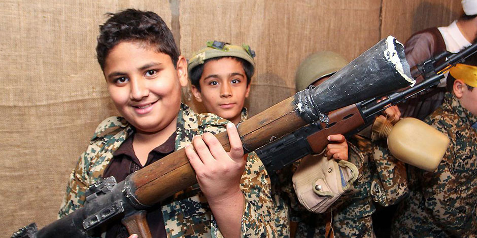 أكلوا لحوم صغار اليمن.. 6 أدلة توثق جرائم تجنيد الأطفال بمليشيات الحوثيين