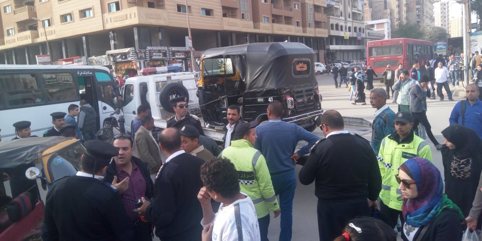 حملة مكبرة لتطهير محطة مترو حلوان من التكاتك والباعة الجائلين (صور)