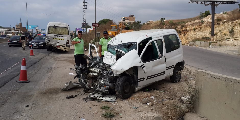 مصرع 3 أشخاص وإصابة 14 آخرين في حادث تصادم على طريق أسيوط - البحر  الأحمر 