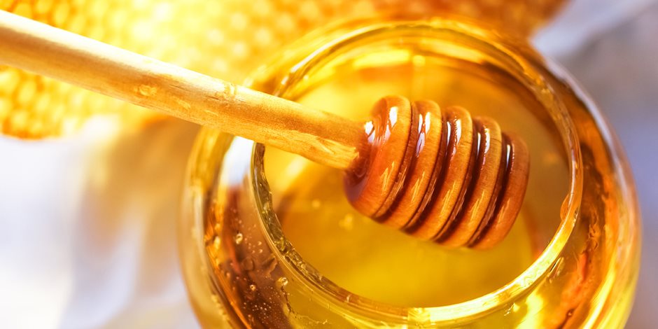 ضبط طن عسل مجهول الصدر قبل بيعه فى السوق السوداء بالزيتون 