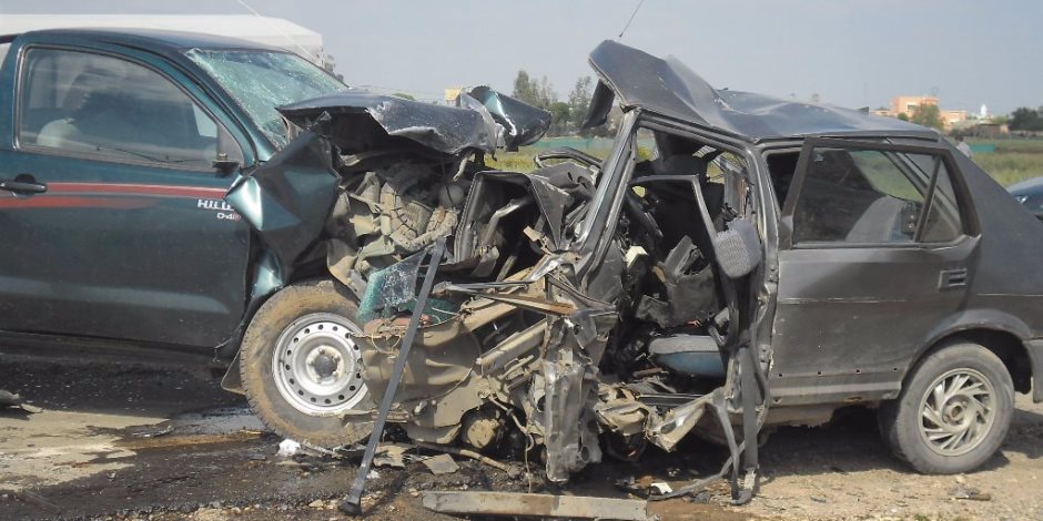 رفع حطام حادث تصادم أتوبيس وسيارة نقل بالطريق الصحراوي الشرقي
