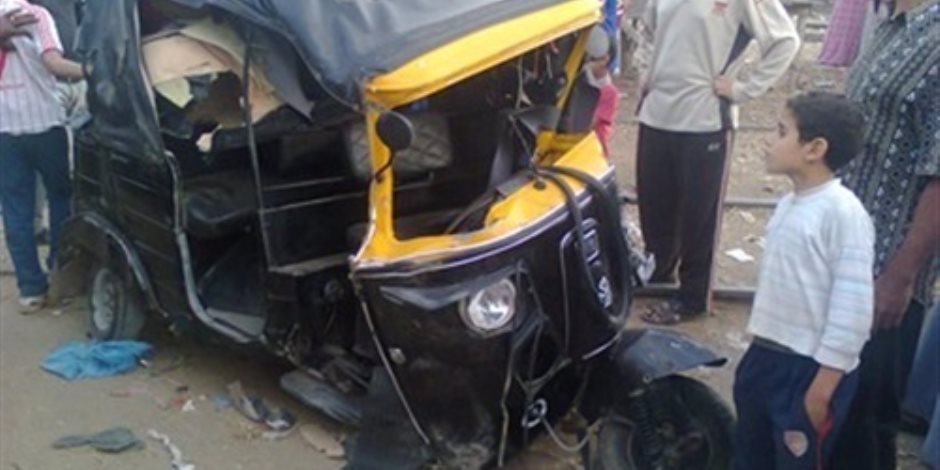 إصابة 4 أشخاص في حادث تصادم لودر بـ«توكتوك» في الغربية