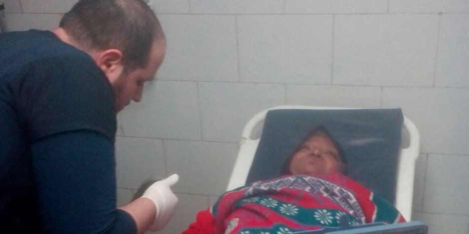 صور| التضامن تنقذ سيدة مسنة من الشارع وتودعها مستشفى لرعايتها صحيا