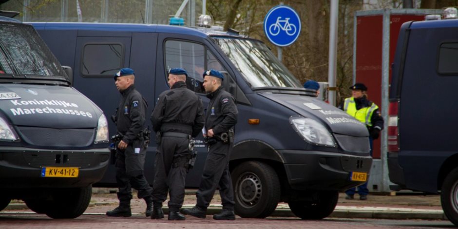 الشرطة الهولندية ترفض دخول وزيرة تركية.. وأنقرة تغلق مقر سفارة أمستردام