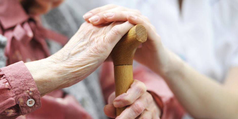 الصحة: برنامج الرعاية الصحية للمسنين مستمر.. فحص 142 ألف مسن 