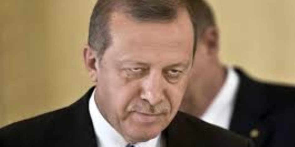 الديكتاتور يواصل «تشليح الجيش».. القبض على 122 عسكريا تركيا بأمر أردوغان 