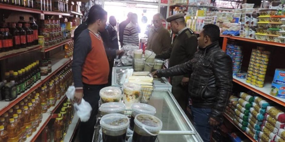 ضبط 1436 عبوة سلع غذائية منتهية الصلاحية في الإسكندرية