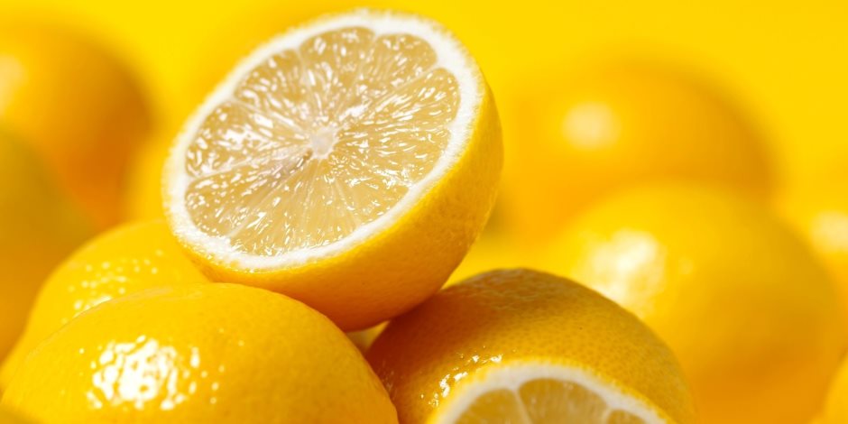 تعرفى على وصفة الليمون السحرية لتبيض الشفاه وإزالة الجلد الميت