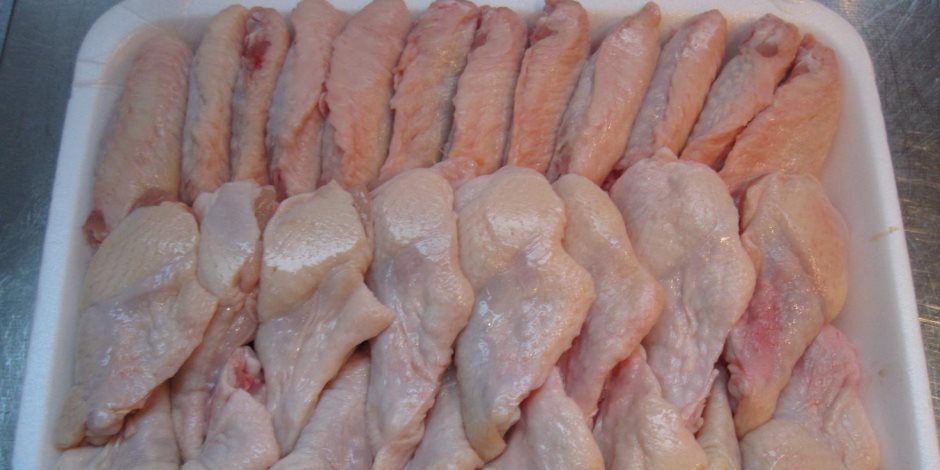 واقعة غريبة ضد تأكيدات "الصحة العالمية".. آثار كورونا تظهر على جناح دجاجة مجمدة 