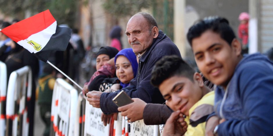 مواطنون يرفعون علم مصر أثناء نقل  رمسيس الثاني 