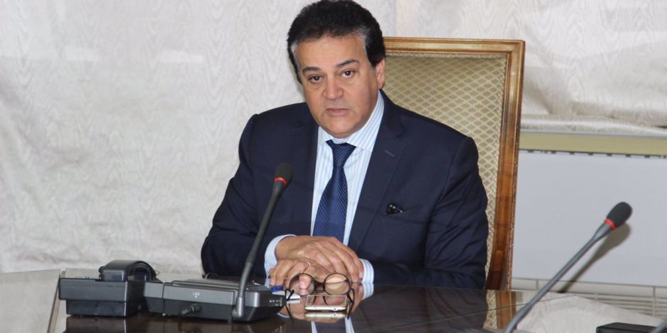 وزير التعليم العالي على شاشة المحور في احتفالية تخريج دفعات جامعة سيناء