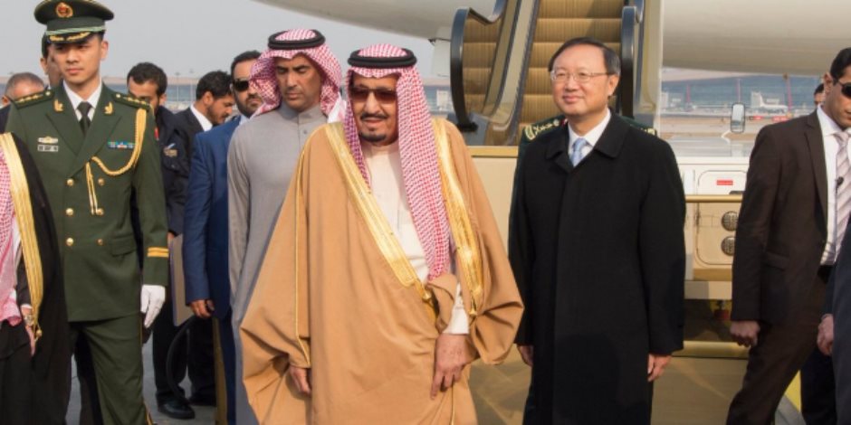 سياسي سعودي يكشف لـ«صوت الأمة» تفاصيل زيارة الملك سلمان للصين