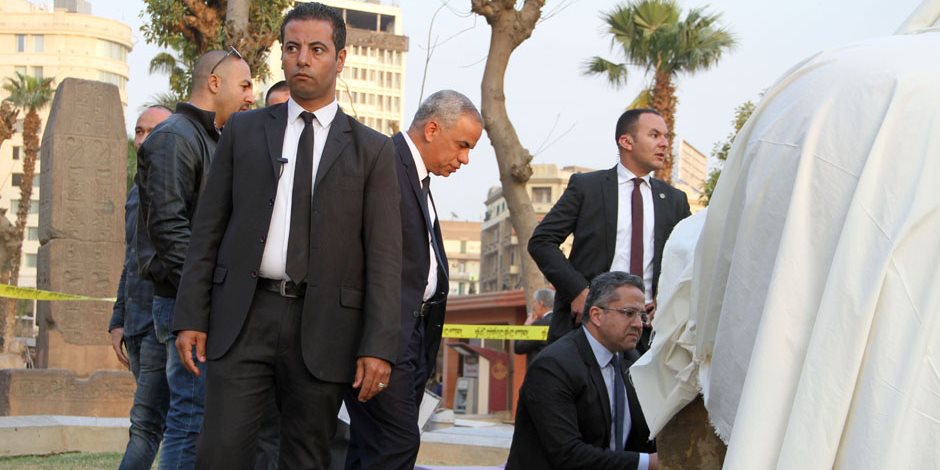 «العناني» يتفحص تمثال المطرية في ساحة متحف التحرير