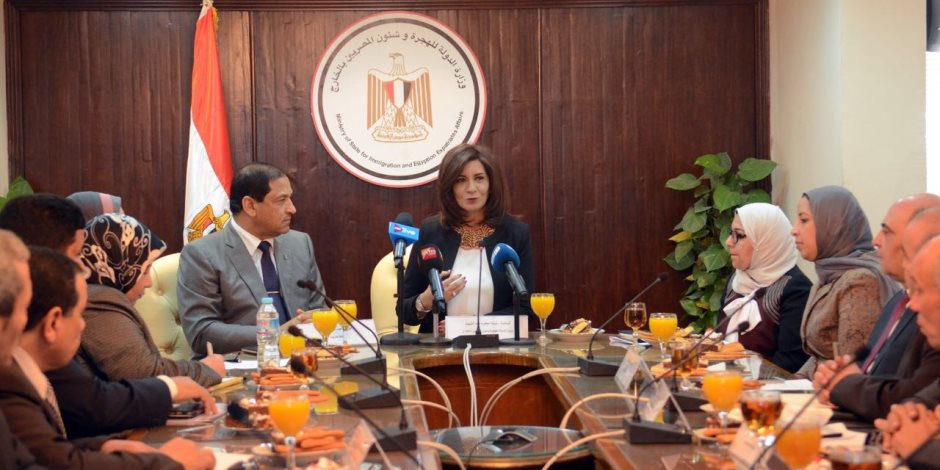 وزارة الهجرة تتدخل لحل مشكلة 31 عائلة مصرية بالخارج مع الجمارك 