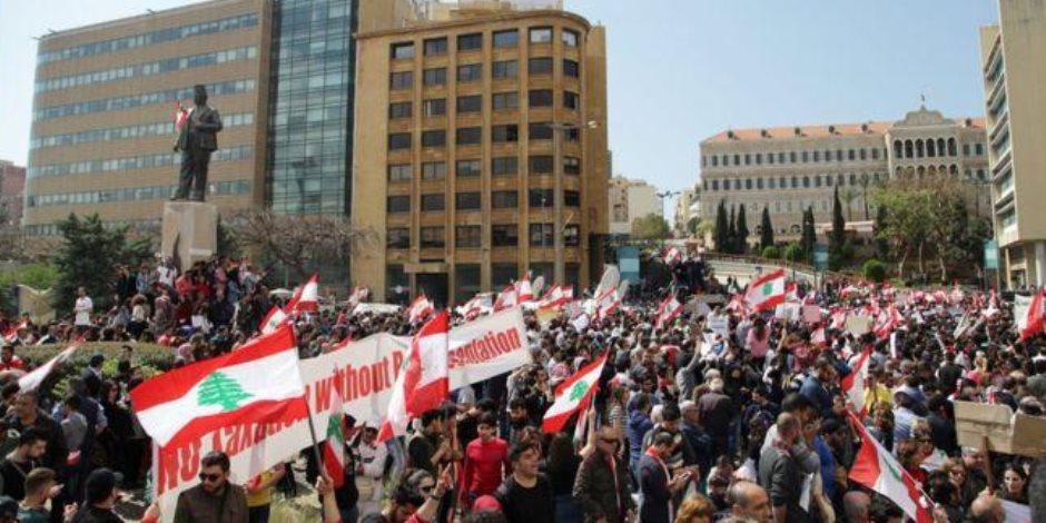 قانون لزيادة الضرائب يشتعل الاحتجاجات في لبنان