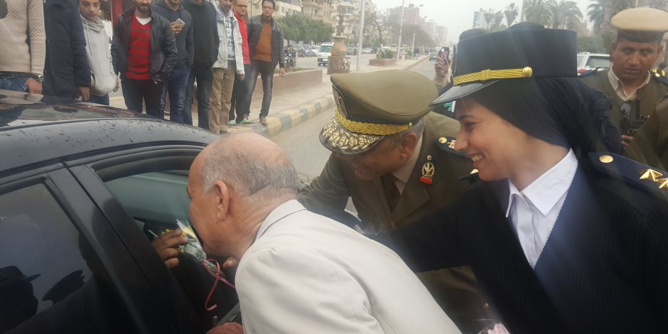 الشرطة تشارك السيدات الاحتفال بعيد الأم بالورود في بنها الشرطة تشارك السيدات الاحتفال بعيد الأم بالورود في بنها