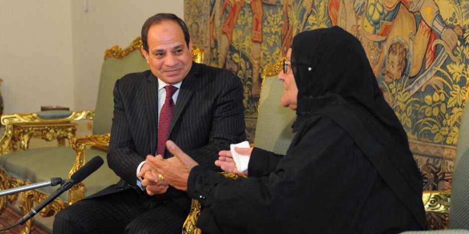 السيسي يستقبل سيدة تبرعت بـ200 ألف جنيه لصندوق «تحيا مصر»
