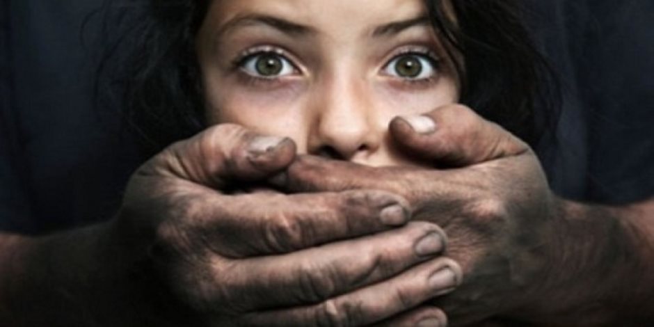 فتاة قاصر تتهم والدها بالاعتداء عليها جنسيا في سوهاج