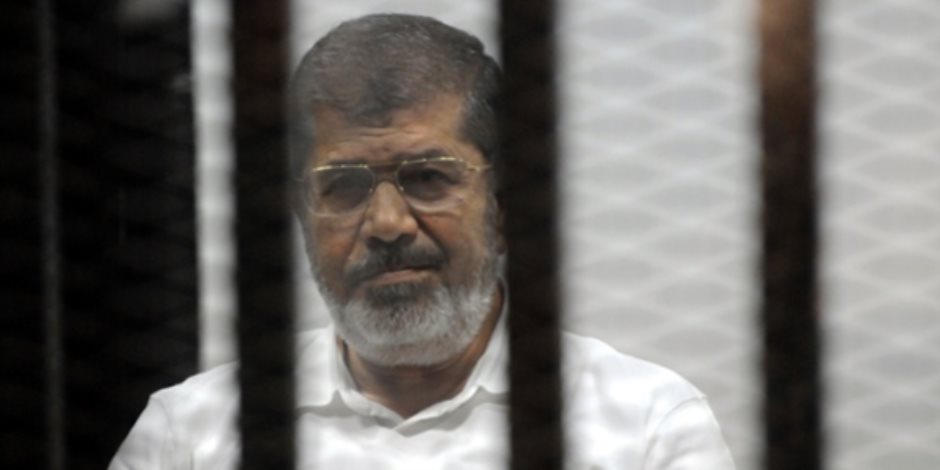 ناشط إخواني: عودة مرسي للحكم «مستحيلة».. والجماعة «بتستهبل»
