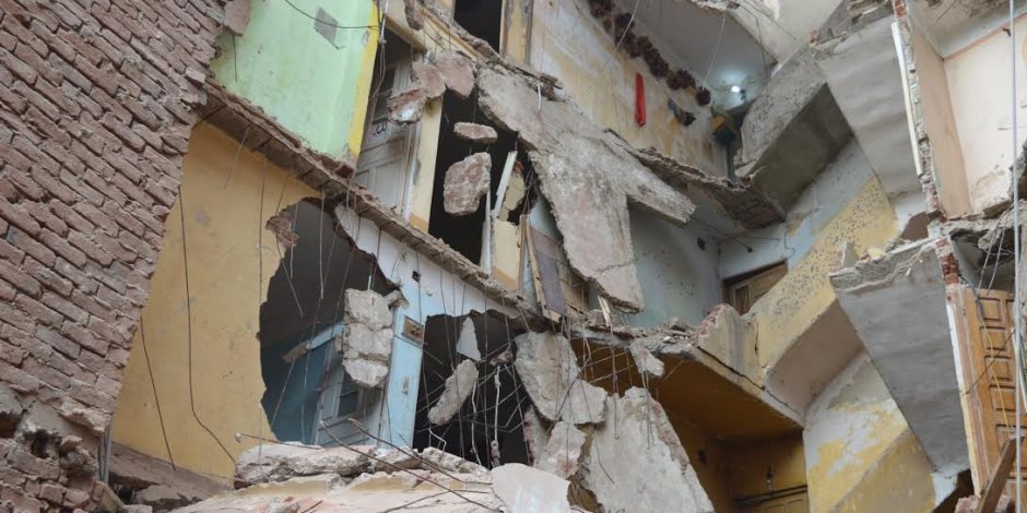 سقوط أجزاء وشروخات في عقار قديم بحي جمرك الإسكندرية دون إصابات 