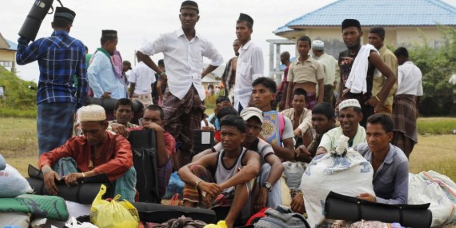 قوات ميانمار تحرق قرى مسلمي الروهينجا بمنطقة راثيدونج شمال غرب البلاد