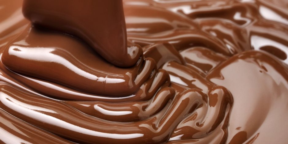 الشوكولاتة مش للأكل والمتعة وبس.. فوائدها  لترطيب البشرة وإعادة نضارتها