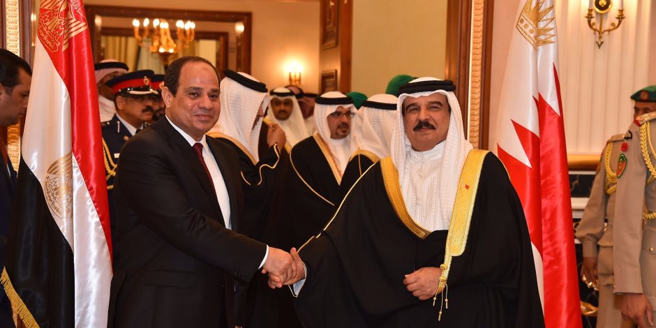 الرئيس السيسي يستقبل ملك البحرين بمطار القاهرة 