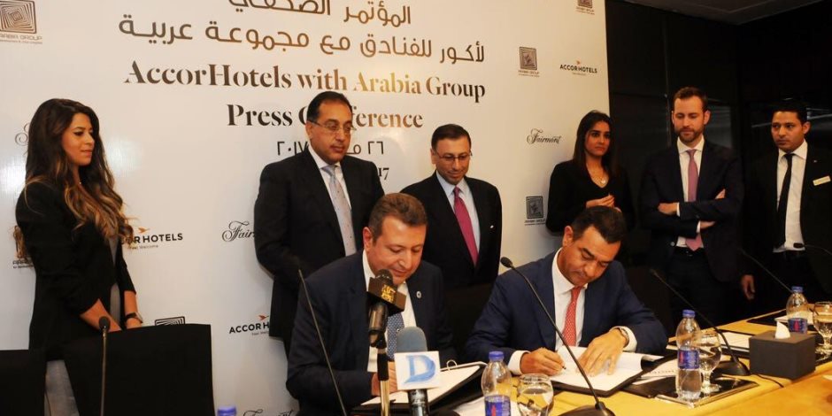 وزير الإسكان يشهد توقيع عقد إنشاء فندق "فيرمونت" بـ6 أكتوبر على أراضى الشراكة بين الوزارة ومجموعة عربية