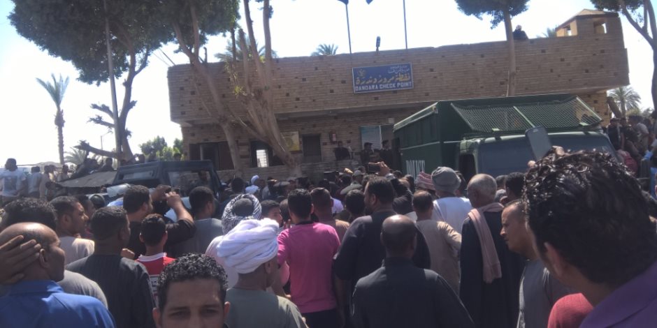 الشرطة تطلق قنابل الغاز لتخليص 5 متهمات بخطف الأطفال من يد أهالى الترامسة بقنا الشرطة تطلق قنابل الغاز لتخليص 5 متهمات بخطف الأطفال من يد أهالى الترامسة بقنا