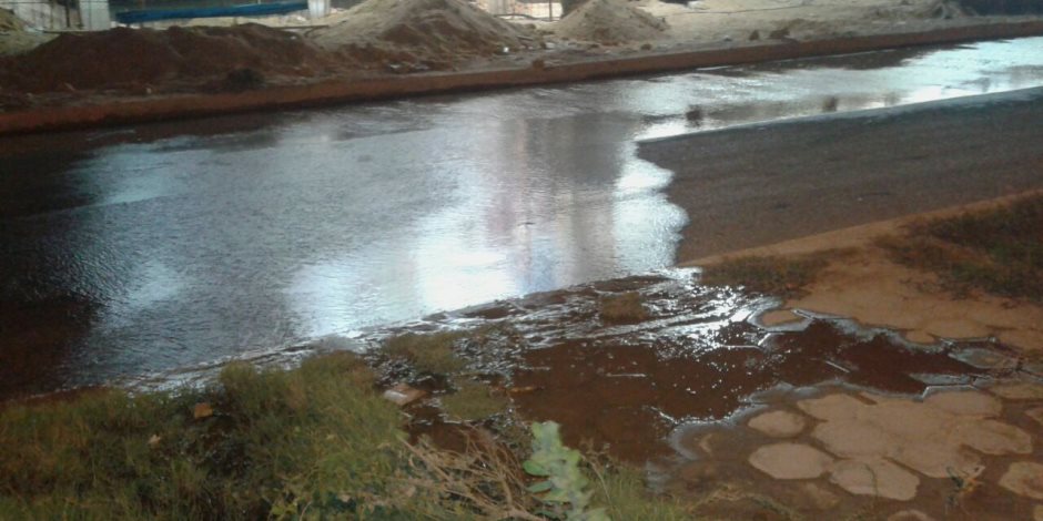 زحام مروري بسبب كسر ماسورة مياه بشارع فيصل 