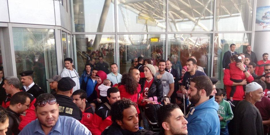 زوجات لاعبي الأهلي في استقبال أبطال الطائرة بالمطار زوجات لاعبي الأهلي في استقبال أبطال الطائرة بالمطار